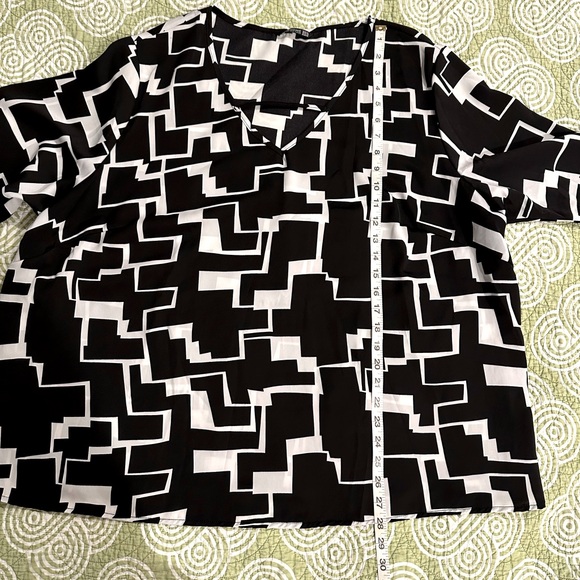 Bloomchic 22-24 Plus, V-neck Blouse Beautiful black w/white, very elegant! - Picture 10 of 13